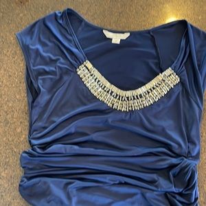 Sleeveless top crushed on sides for a fitted look